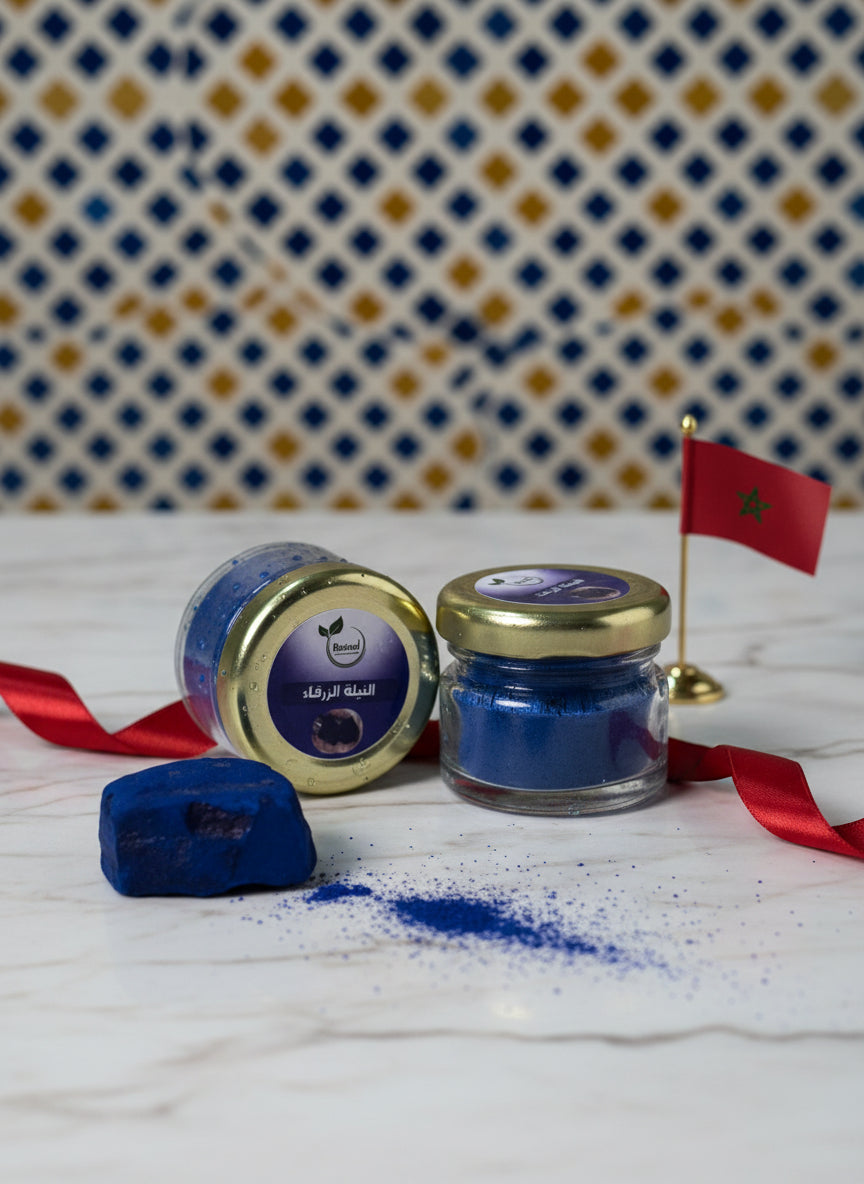 مسحوق النيلة الزرقاء المغربية الأصلي (Nila Zarka) | سر جمال الصحراء
اكتشفي السر العريق لجمال البشرة في المغرب والصحراء الكبرى مع مسحوق النيلة الزرقاء (Nila Zarka). هذا المنتج الطبيعي 100% هو كنز تجميلي تقليدي يُستخرج من أوراق نبات النيلة، وقد استخدمته النساء الصحراويات لقرون للحصول على بشرة نضرة وموحدة اللون