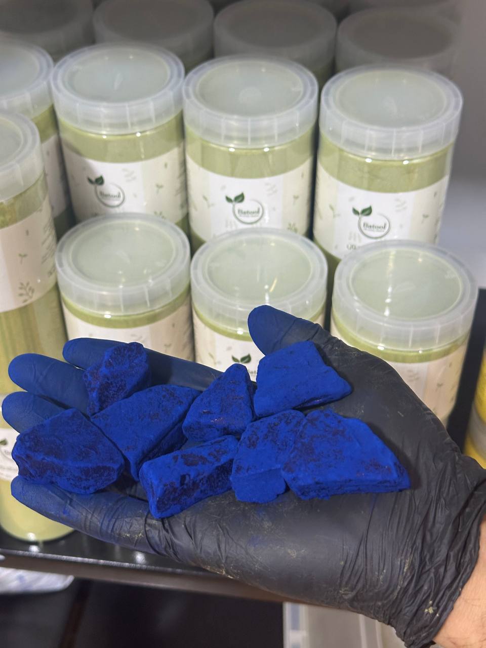 مسحوق النيلة الزرقاء المغربية الأصلي (Nila Zarka) | سر جمال الصحراء
اكتشفي السر العريق لجمال البشرة في المغرب والصحراء الكبرى مع مسحوق النيلة الزرقاء (Nila Zarka). هذا المنتج الطبيعي 100% هو كنز تجميلي تقليدي يُستخرج من أوراق نبات النيلة، وقد استخدمته النساء الصحراويات لقرون للحصول على بشرة نضرة وموحدة اللون