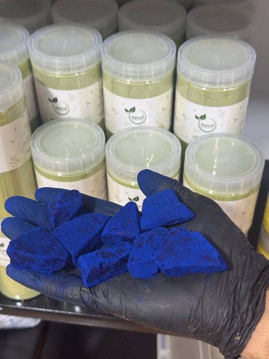 مسحوق النيلة الزرقاء المغربية الأصلي (Nila Zarka) | سر جمال الصحراء
اكتشفي السر العريق لجمال البشرة في المغرب والصحراء الكبرى مع مسحوق النيلة الزرقاء (Nila Zarka). هذا المنتج الطبيعي 100% هو كنز تجميلي تقليدي يُستخرج من أوراق نبات النيلة، وقد استخدمته النساء الصحراويات لقرون للحصول على بشرة نضرة وموحدة اللون